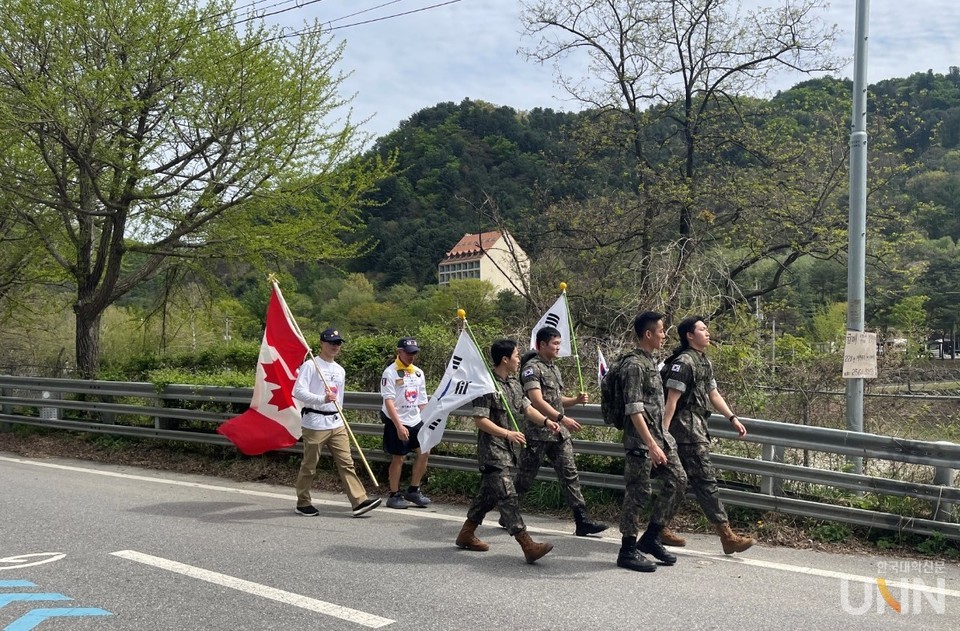 캐나다인 가이 블랙 씨가 경동대 학군단 학생들과 가평군 상면 길을 걷고 있다.