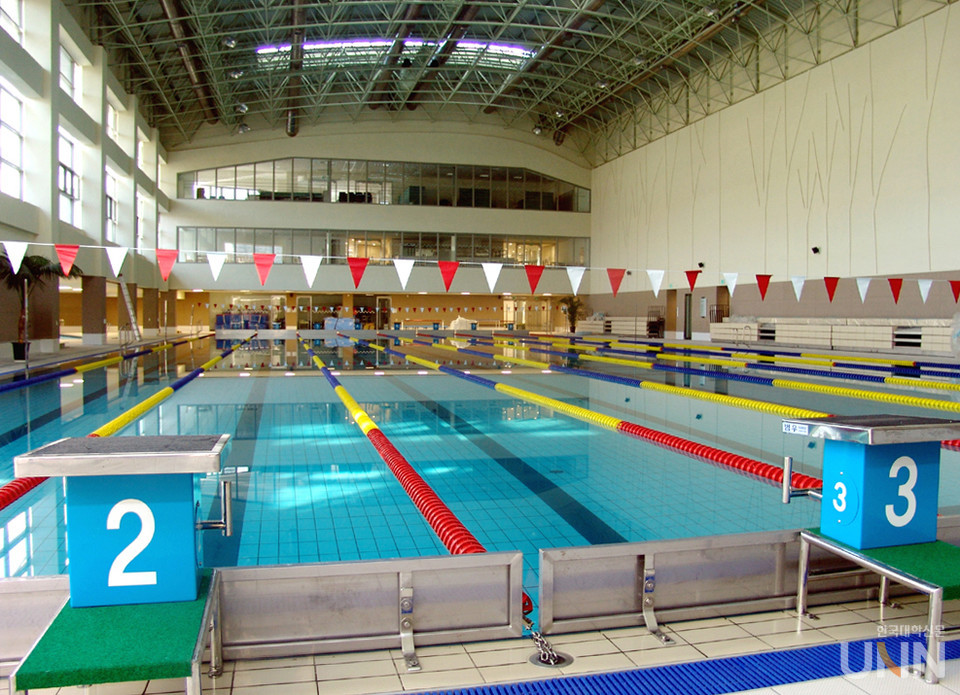 아신스포츠센터 수영장.