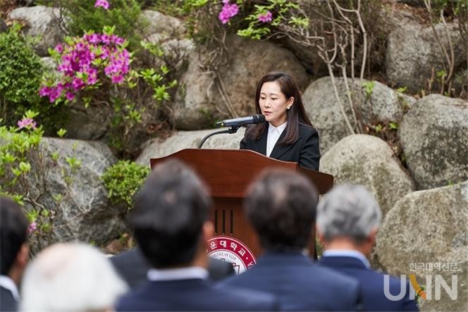 조선영 이사장이 추도사를 하고 있다.