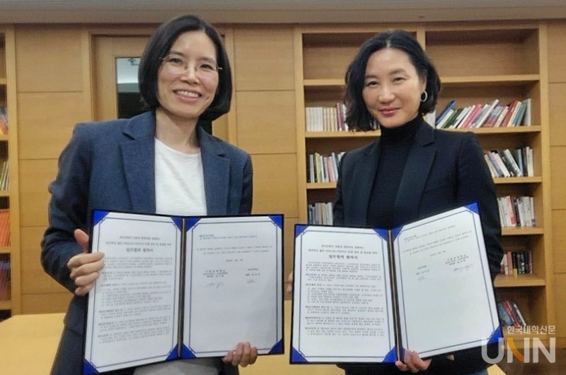 가톨릭대 공간디자인·소비자학과 정미렴 학과장(왼쪽)과 코리아넥션 은이선 대표.