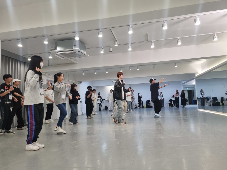 중국인 유학생들이 서울 YN컴퍼니에서 K-POP 인기 아이돌의 안무를 배우고 있다.
