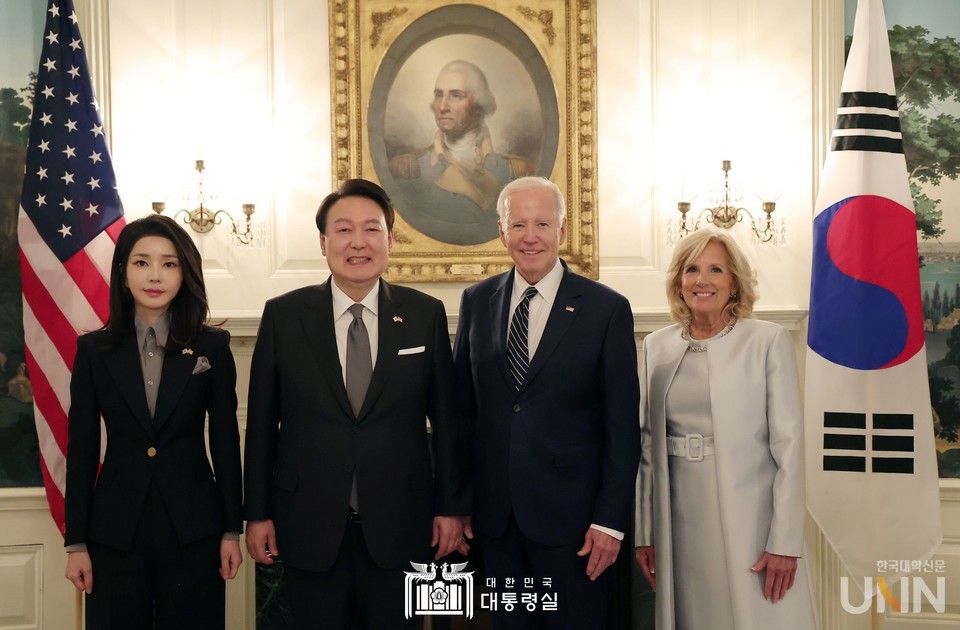 지난 25일 백안관 관저에서 윤석열 대통령 부부가 바이든 대통령 부부와 친교 행사를 하는 모습. (사진=대통령실)