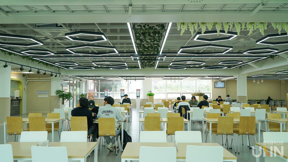 새롭게 리모델링한 학생회관에서 식사하는 학생들 모습.