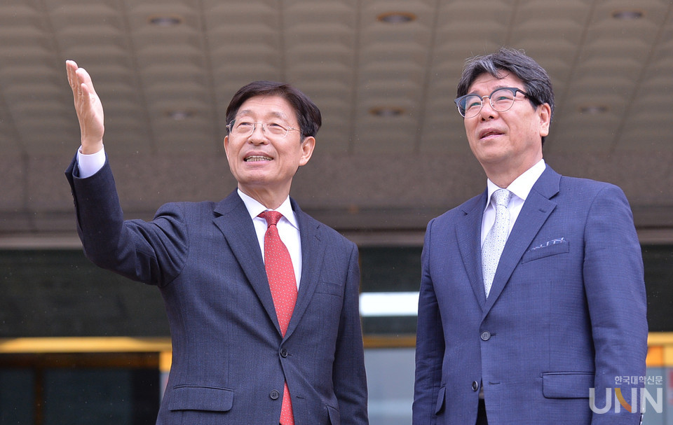 박승호 총장(왼쪽)과 최용섭 본지 편집인이 대화를 나누고 있다. (사진=한명섭 기자)