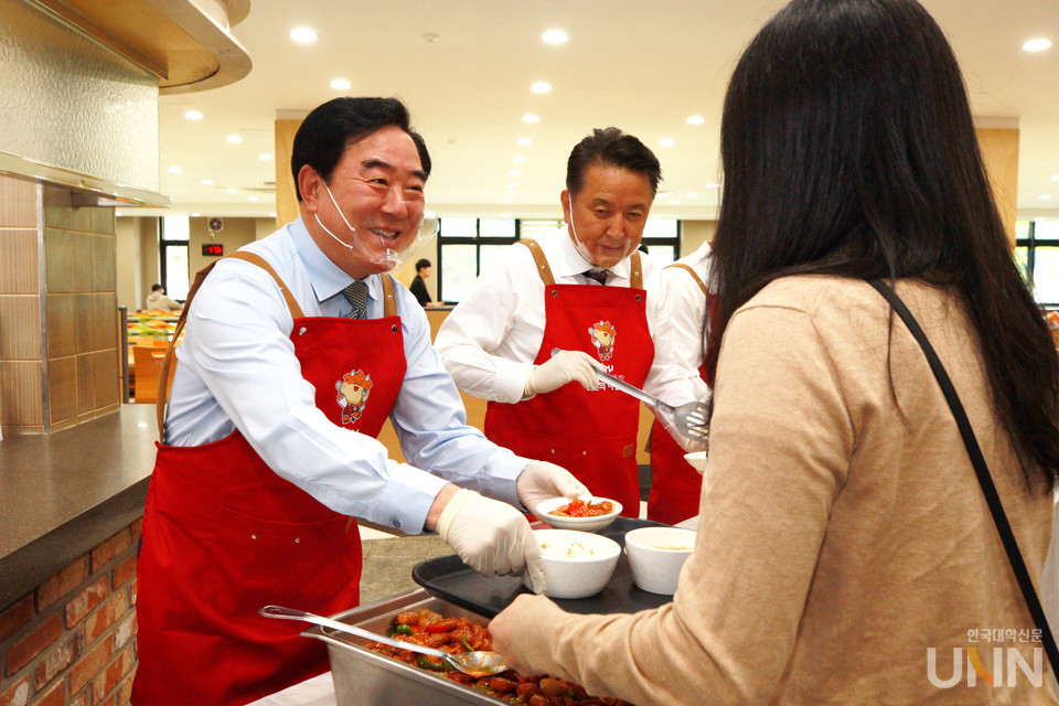 고창섭 총장(왼쪽)과 김영환 충북도지사가 학생들에게 배식을 하고 있다.