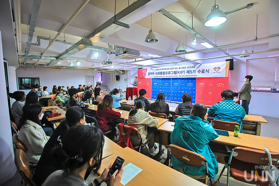 경희사이버대 한국어센터는 지난달 29일 ‘법무부 사회통합프로그램(KIIP) 제5기 수료식’을 열어 총 33명의 수료생을 배출했다.