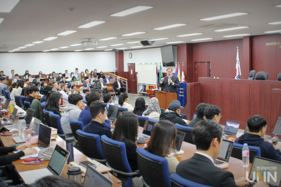 한동대 국제법률대학원 모의법정 수업 모습.
