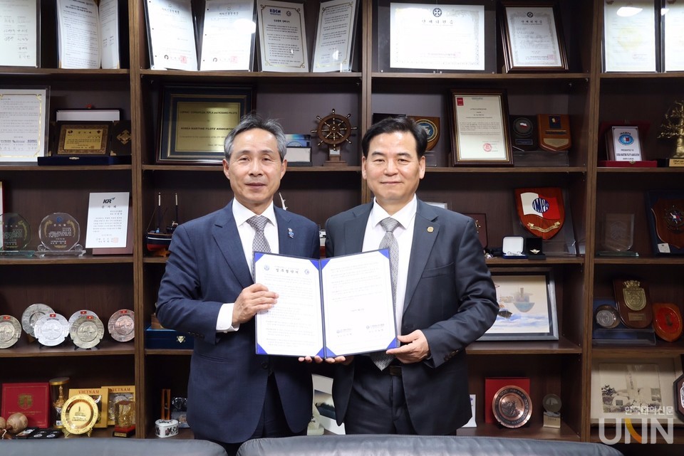 도덕희 총장(오른쪽)과 조용화 회장이 업무협약식 후 기념사진을 촬영하고 있다.