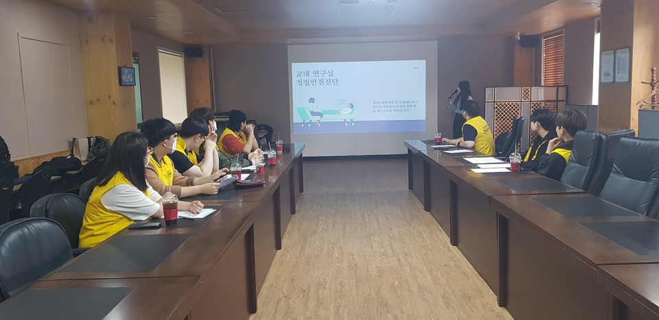 이지은 연구실안전센터 팀원이 리포팅 활동 가이드 교육을 하고 있다.