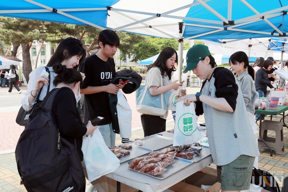 삼육대가 17~18일 양일간 교내 솔로몬광장에서  청년창업 플리마켓 ‘콩콩마켓’을 개최했다.