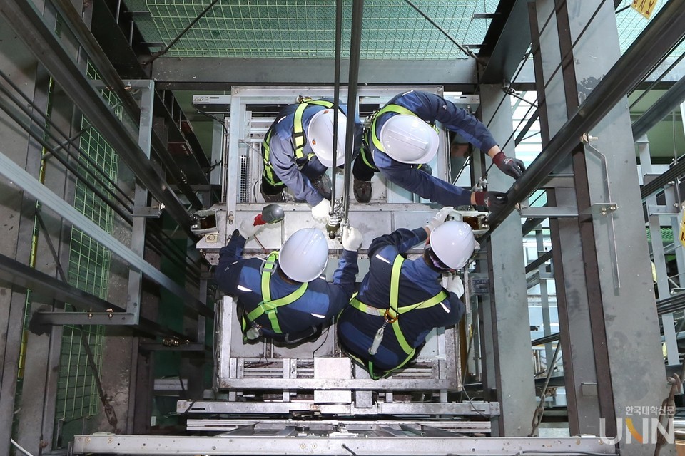 한국승강기대 학생들이 승강기 실습 교육을 받고 있다.
