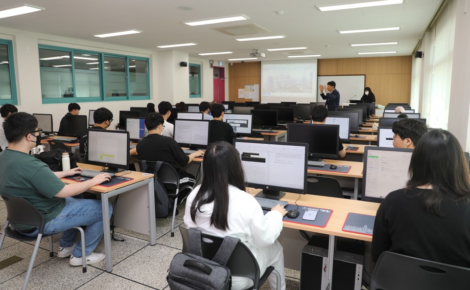 경동대 컴퓨터공학과 학생들이 AI실습실에서 수업을 진행하고 있다. (사진=경동대 제공)