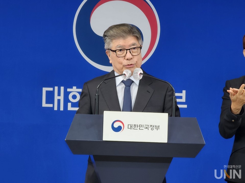 김중수 글로컬대학위원회 위원장이 18일 정부서울청사에서 열린 '글로컬대학30 추진 방안'에 대해 설명하고 있다. (사진=백두산 기자)