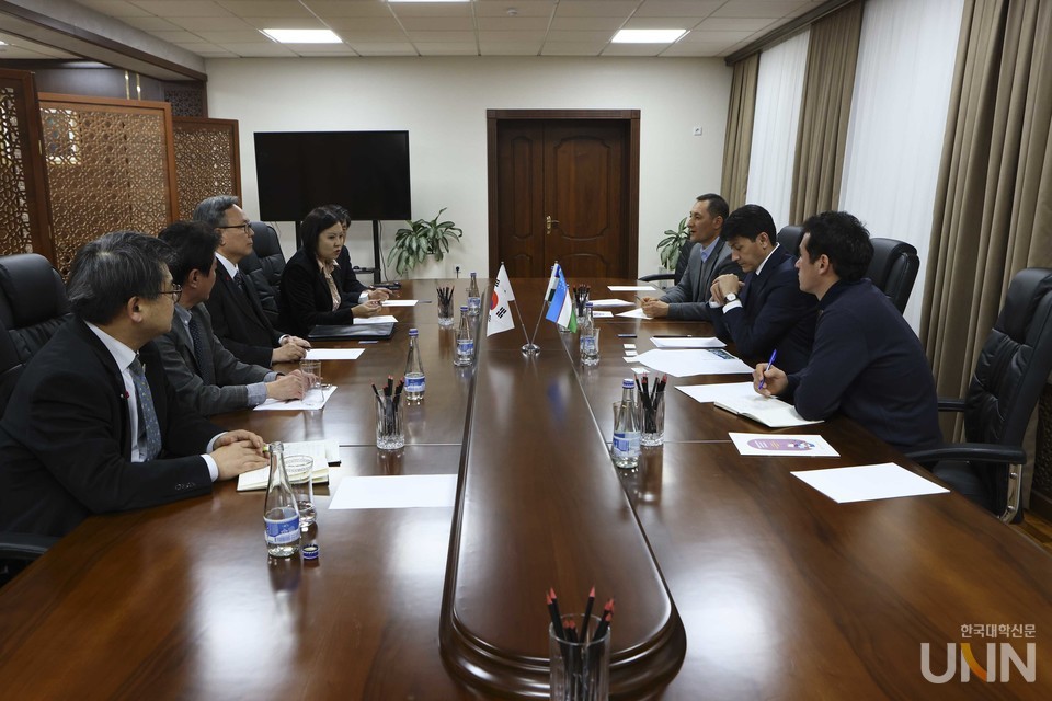 대전보건대와 국제플란트 치과 그룹, 우즈베키스탄가 업무협약(MOU)을 맺고 기념사진을 찍었다