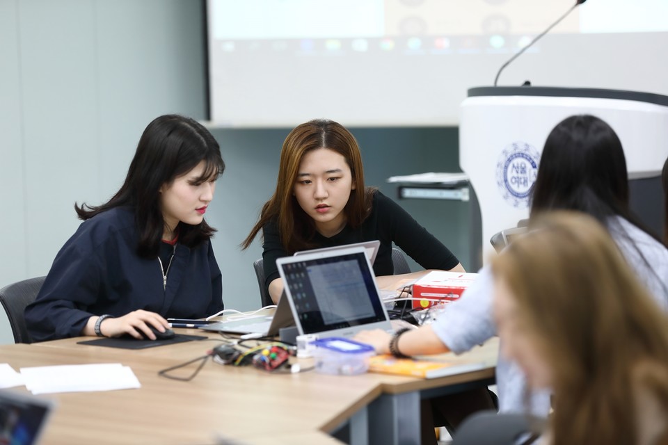 서울여대 학생들이 ‘소프트웨어와 창의적 사고’ 수업 중 팀 프로젝트를 진행 중이다. (사진=서울여대)