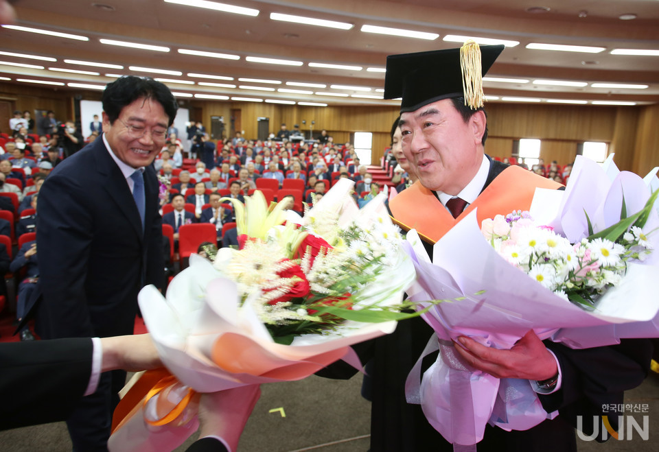축하 꽃다발을 받고 있는 고창섭 총장.