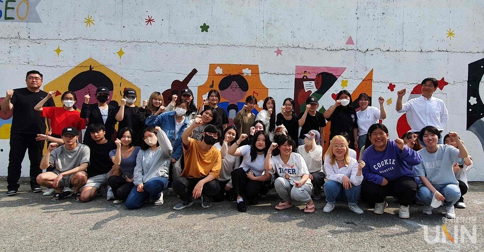 벽화 그리기에 참여한 교수와 학생들이 기념촬영을 했다.