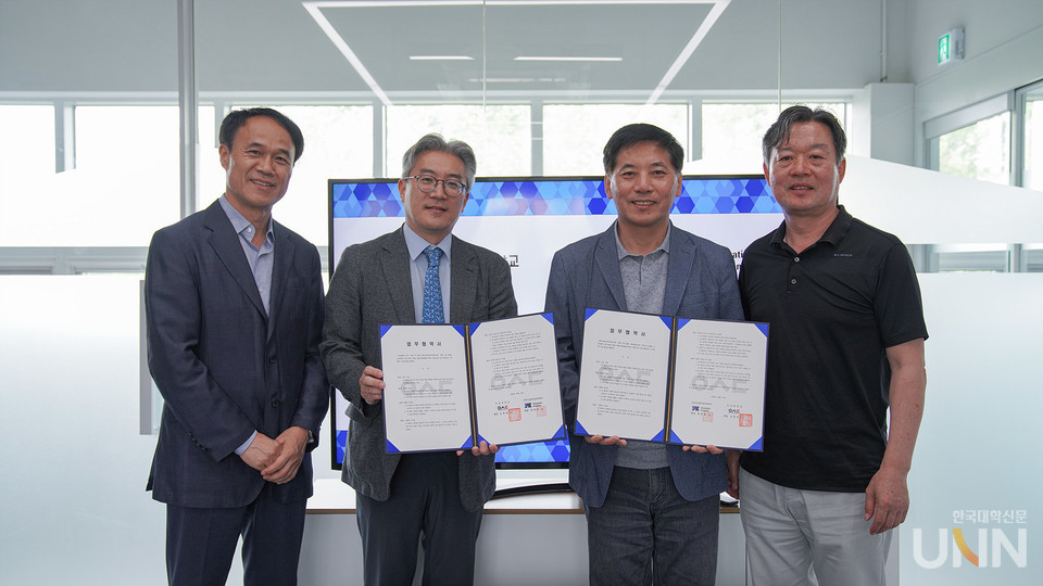 왼쪽부터 엔디컷국제대학 김영일 교수, 이유택 총괄학장, 이노베이션아카데미 전영표 학장, 박성찬 경영전략실장.