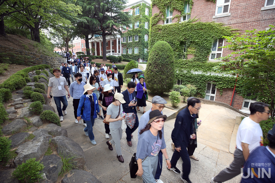 계명대 동문들이 캠퍼스 투어를 하고 있다.