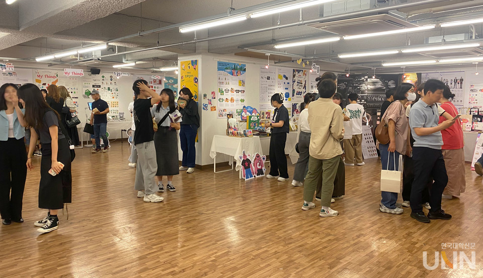 울산대 시각디자인학전공 예비 졸업생들이 지난 7일부터 7일간 13일까지 교내 울산대학교 교내 무거갤러리에서 마련한 졸업작품전에 시민들까지 참여하면서 주목을 끌었다.