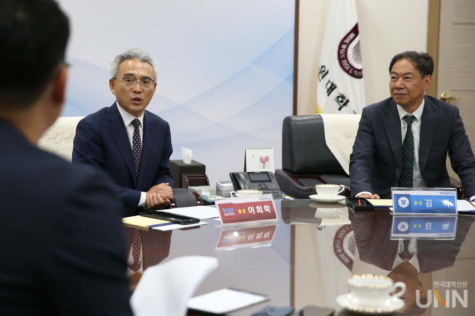 지난 15일 이희학 목원대 총장(왼쪽)과 김욱 배재대 총장이 양교 통합과 관련해 인터뷰를 진행하고 있다. (사진=목원대 제공)