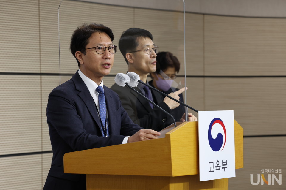 이규민 한국교육과정평가원장이 8일 정부세종청사에서 ‘2023학년도 수능 채점 결과’에 대해 브리핑하고 있다. (사진=교육부)