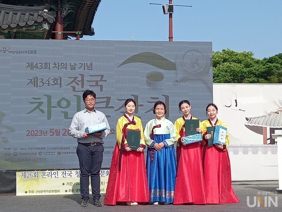 차문화예절 경연대회에서 수상한 장안대 항공관광과 학생들.