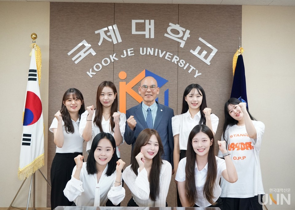 이권현 총장이 대학생 홍보대사들과 기념촬영을 했다.