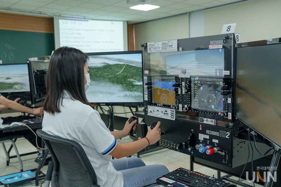 한국항공대 여름 항공우주캠프에 참가한 학생이 기초항공실습(BATD)을 하고 있다.