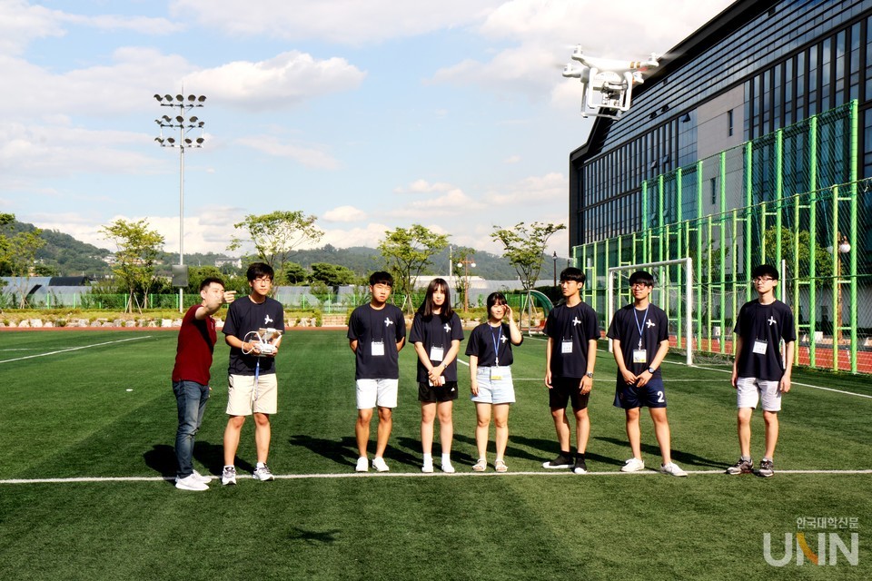 한국항공대 여름 항공우주캠프에 참가한 학생들이 드론조종 실습을 하고 있다.