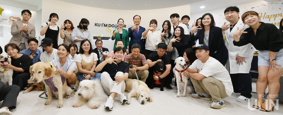 건국대 동물병원 산하 ‘KU 아임도그너(KU I’M DOgNOR) 헌혈센터’가 26일 개최한 헌혈견 은퇴식에서 은퇴견과 보호자, 내외빈이 단체사진을 찍고 있다. 맨 뒷줄 가운데 학교법인 건국대학교 유자은 이사장.