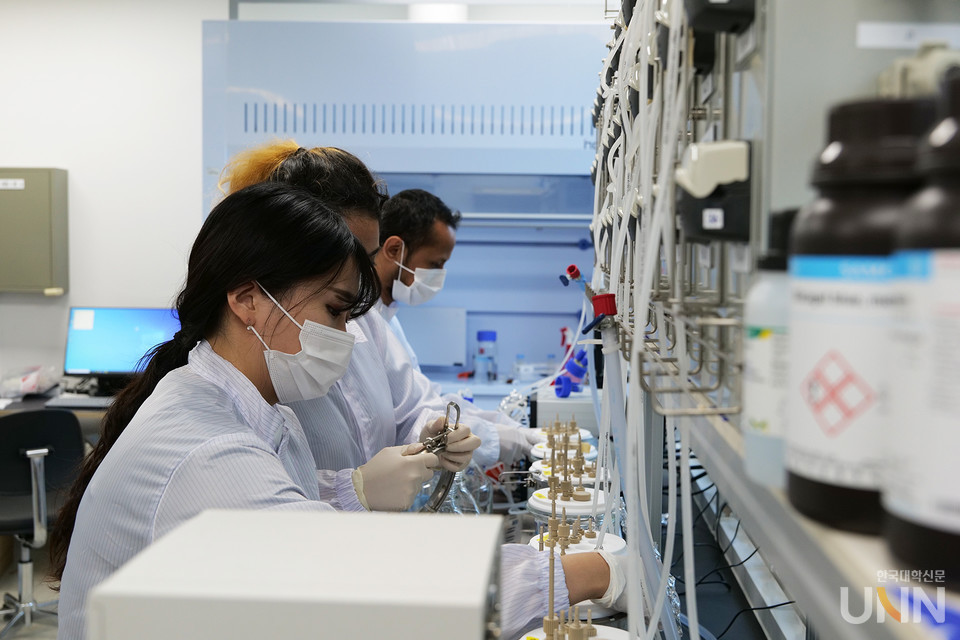 순천향대 MRC 선도연구센터의 전신인 PMC 센터(프로바이오틱스 마이크로바이옴 융합연구센터)에서 연구자들이 미생물 관련 연구를 진행하고 있다.