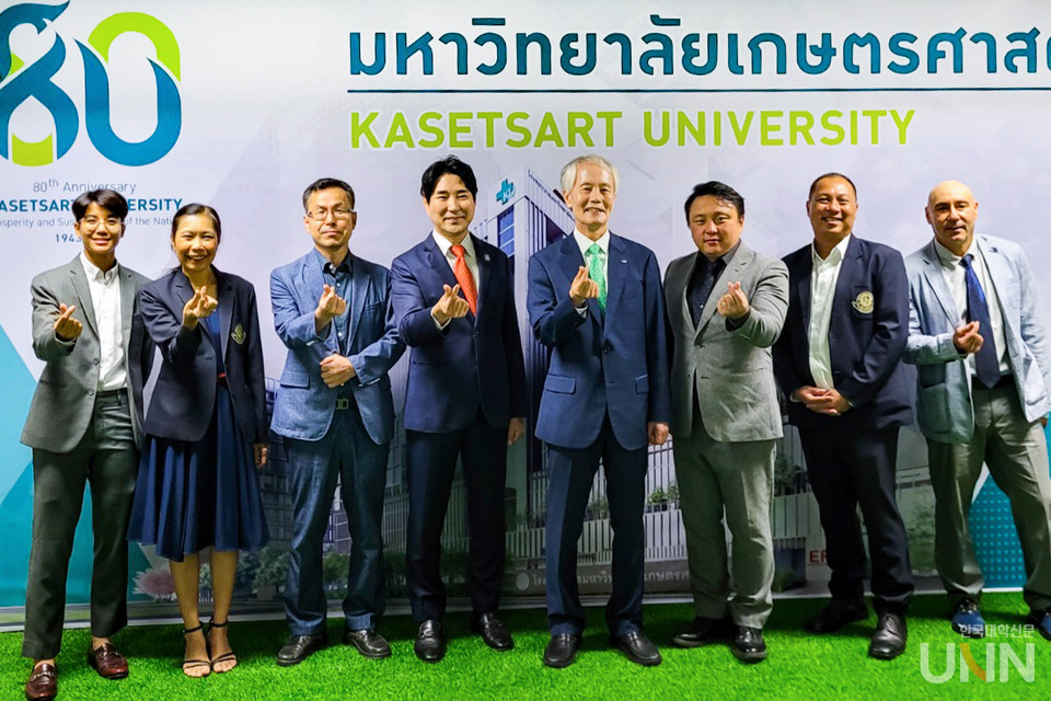 와이즈유 영산대가 최근 태국 카셋삿대학교와 협약을 체결하고 기념촬영을 하고 있다.