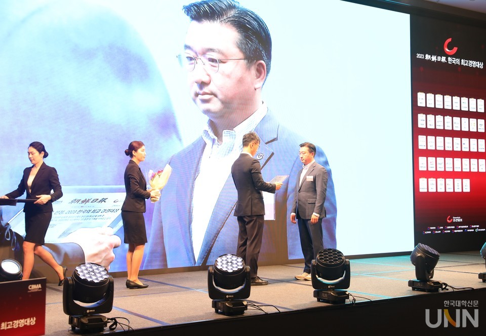경동대 전성용 총장(오른쪽)이 조선일보 '한국의 최고경영대상' 을 받고 있다.