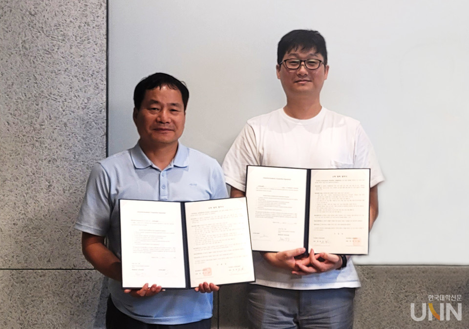 백석대 이면재 교수(왼쪽)와 ㈜유토플래닛 한영민 대표가 협약 후 기념촬영을 하고 있다.