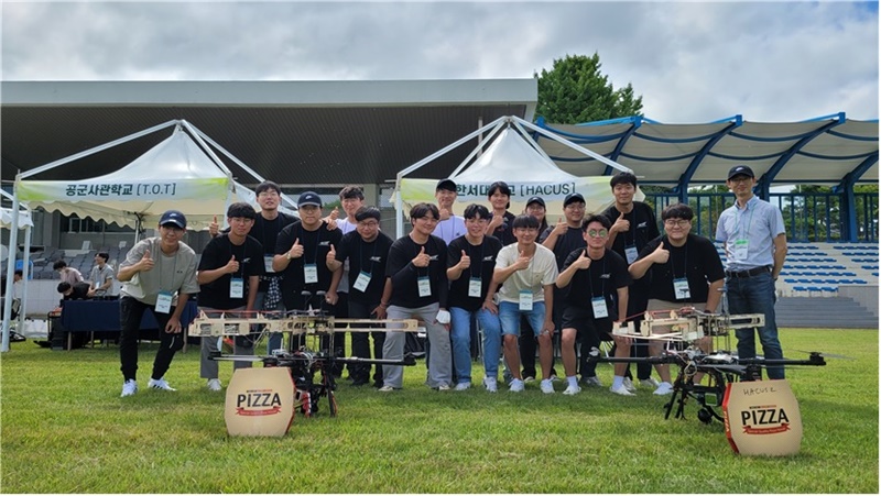 한서대 HACUS팀이 지난해 열린 ‘제20회 한국로봇항공기경연대회’에서 최우수상 수상 후 기념사진을 찍고 있다.
