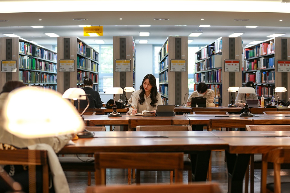 중앙도서관에서 한 학생이 열람실에 앉아 공부하고 있다. (사진=대구가톨릭대 제공)