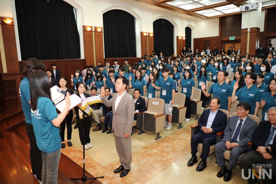 하계 연수 참가자로 선발된 119명의 학생을 대표해 학생 대표가 김태흠 지사 앞에서 선서를 하고 있다.
