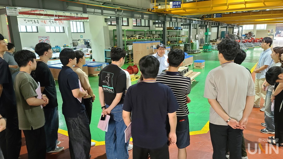 한밭대 ‘2023 한집안 START-UP STAR’ 프로그램. 학생들이 삼진정밀을 방문해 설명을 듣고 있다.