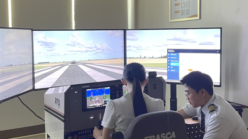 세한대 항공운항학과의 비행 시뮬레이터 훈련 장면. (사진=세한대)