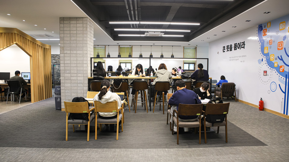 창의융합프라자에서 학생들이 공부를 하고 있다. (사진=대구대 제공)