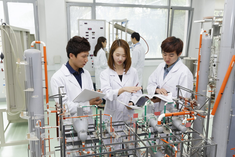 학생들이 화학공학 실험실에서 실습하고 있다. (사진=울산대)