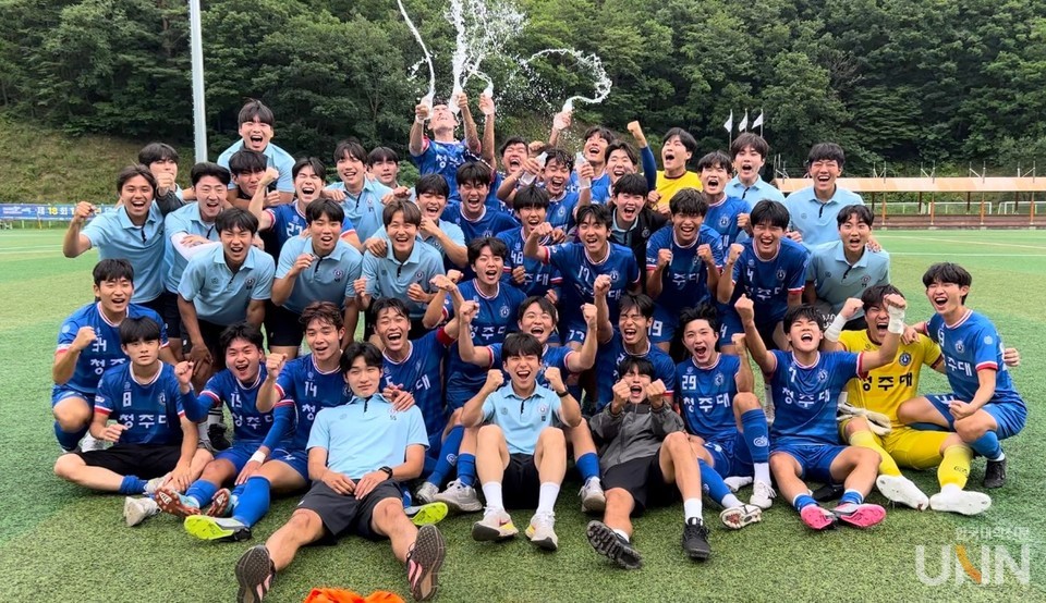 청주대 축구부가 강원도 태백시에서 열린 제18회 1, 2학년 대학축구연맹전에서 4강에 진출한 후 기념촬영을 하고 있다.