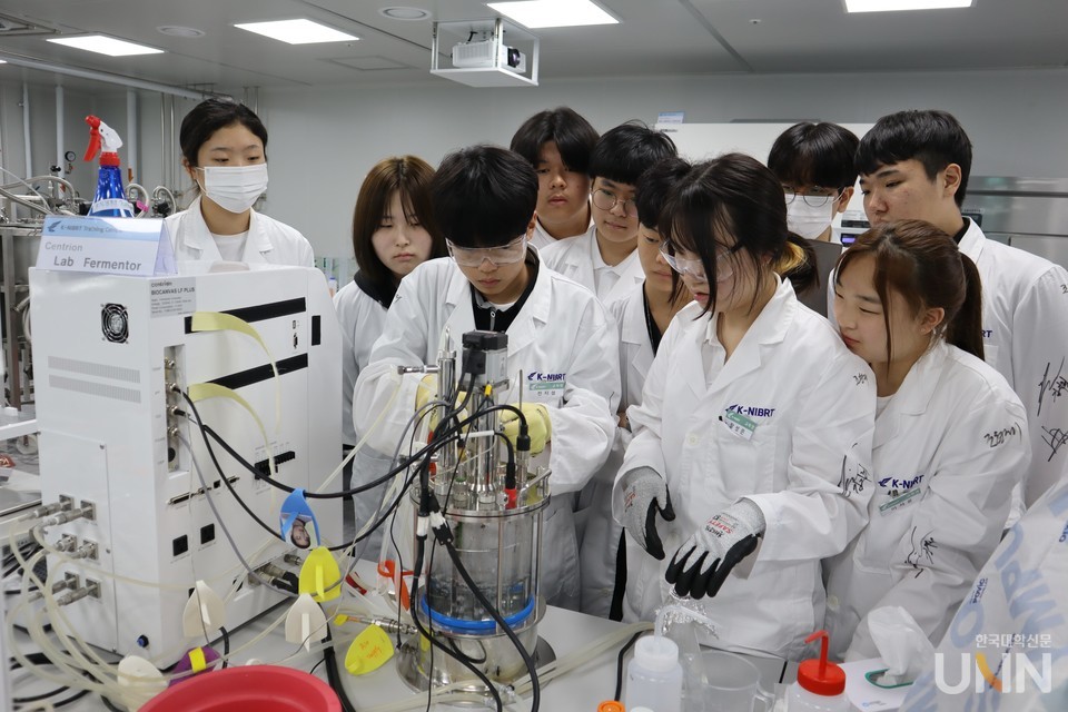 K-NIBRT 고교생 바이오 아카데미 진행 모습.