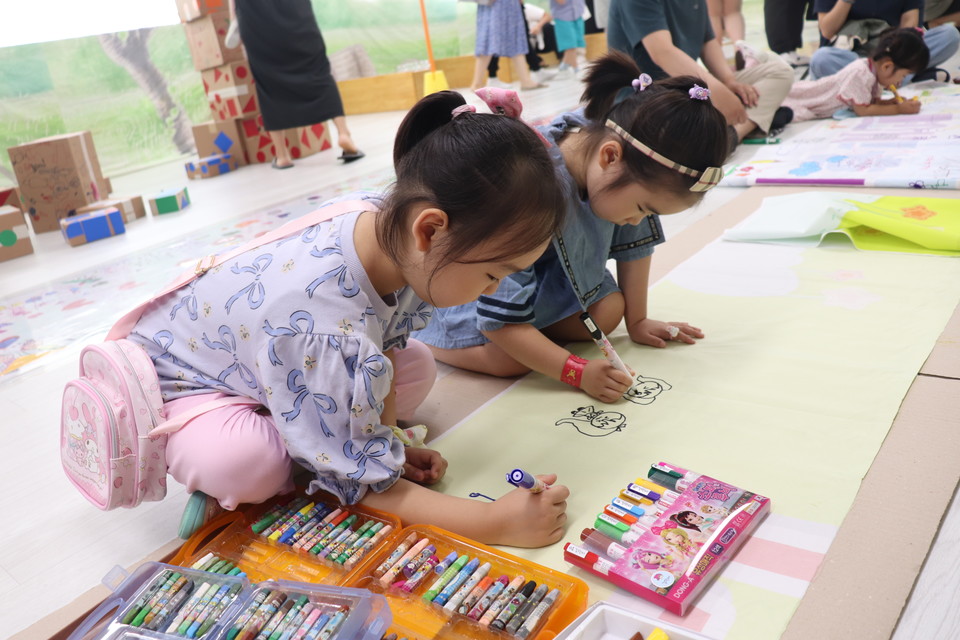 어린이들 재잘새잘 프로그램 중이다.