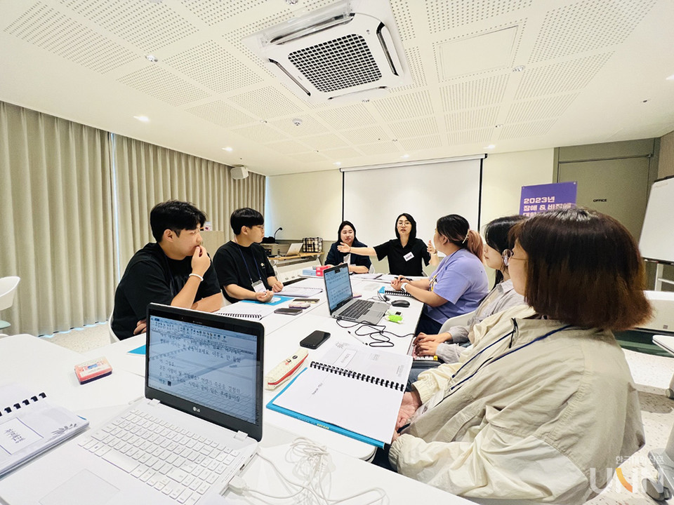 장애·비장애인대학생들 팀별 취업강의를 듣고 있다