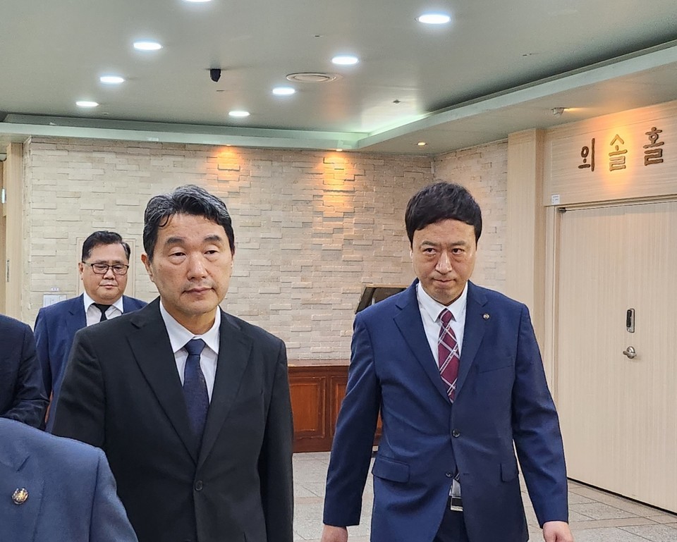 21일 교총회관에서 열린 현장 교원 간담회를 앞두고 이주호 부총리 겸 교육부 장관이 정성국 한국교총 회장과 함께 행사장으로 들어서고 있다. (사진=김한울 기자)