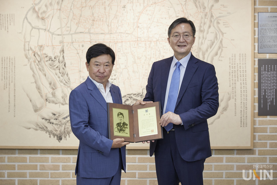 유홍림 총장과 김성권 회장이 기념촬영을 하고 있다.