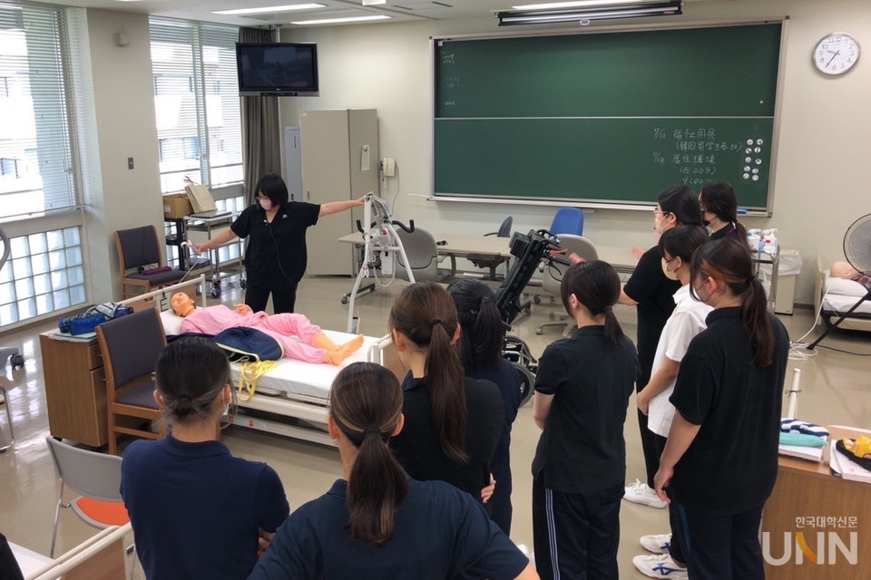 일본 시즈오카현립대 교환학생으로 파견된 대구보건대 학생들이 노인시설 기구 사용 실습 교육을 받고 있다. (사진=대구보건대)