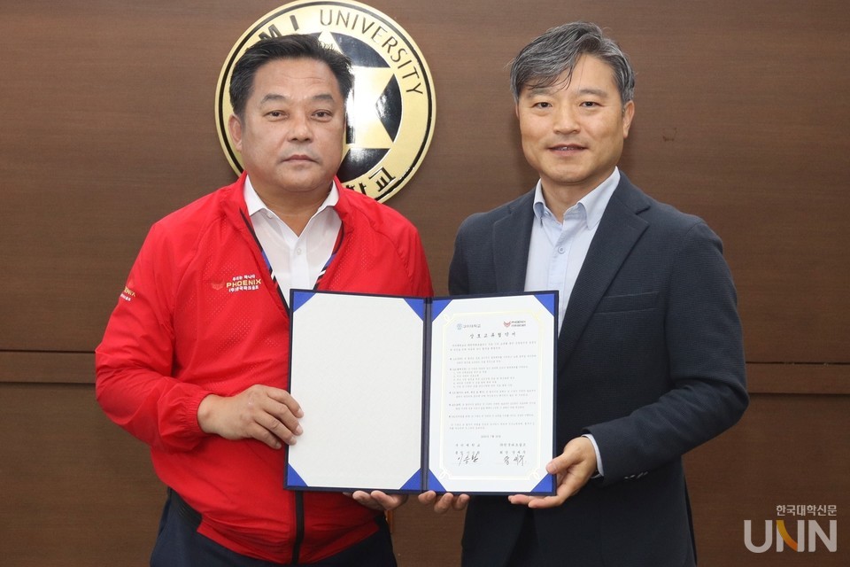 장세주 ㈜한국파크골프 회장(왼족)과 이승환 총장이 협약을 체결했다.